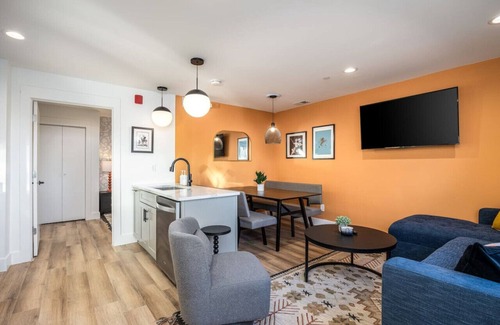 Hillsboro Village Apartment | Condo By Vanderbilt and Belmont, 3 miles to Downtown + Parking