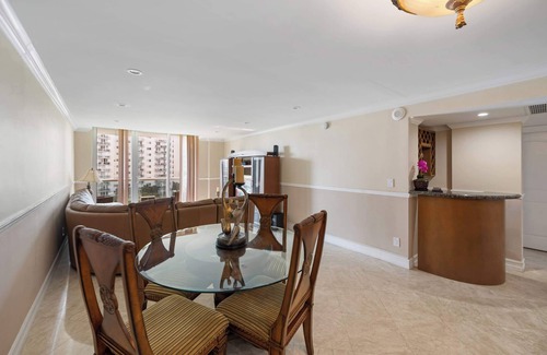 Sunny Isles Beach Condo | Condo close to the Beach | 4 Guests | Pool, Gym, Tennis
