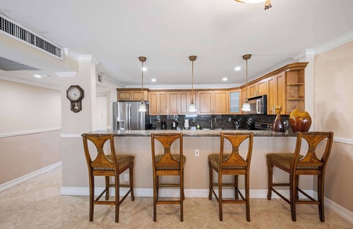 Sunny Isles Beach Condo | Condo close to the Beach | 4 Guests | Pool, Gym, Tennis