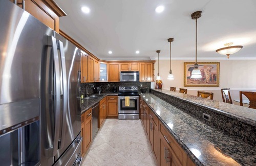 Sunny Isles Beach Condo | Condo close to the Beach | 4 Guests | Pool, Gym, Tennis