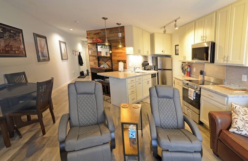 Bayfield Condo | Condo Just Steps from the Lake with Fireplace