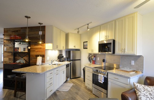 Bayfield Condo | Condo Just Steps from the Lake with Fireplace