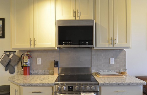 Bayfield Condo | Condo Just Steps from the Lake with Fireplace