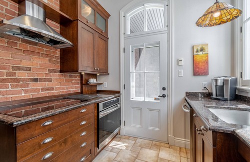 Old Quebec Apartment | Condo Méribel Vieux-Quebec! 2100 ft., n3 bedrooms, Free inside parking, BBQ.