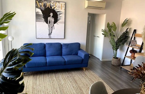 Elwood Apartment | Condo Moments to Elwood Beach and Village