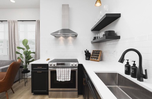 Cleveland Park Condo | Condo Near Downtown Broadway & Stadium - Free Parking