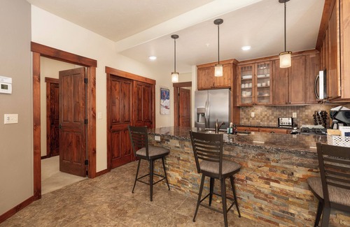 Fraser Condo | Condo near slopes w/deck & fireplace