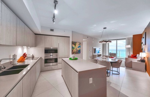 Hollywood South Central Beach Apartment | Condo on 37th Floor! The Beach Awaits For You