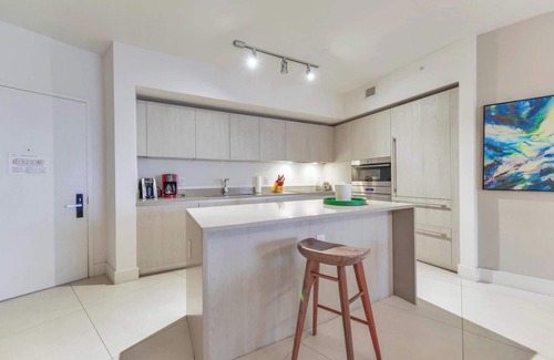 Hollywood South Central Beach Apartment | Condo on 37th Floor! The Beach Awaits For You