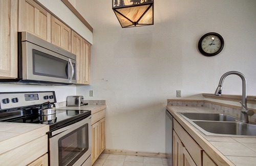 Lakeside Village Condo | Condo On Keystone Lake/Pool and Hot Tub Access