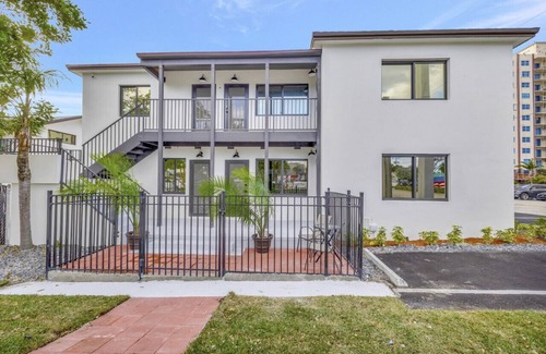 Central Beach Apartment | Condo Right off Las Olas - Steps to FTL Beach #2A