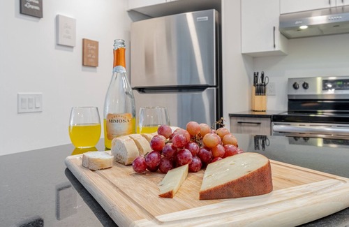 Saint-Roch Apartment | CONDO Vieux-Québec - 2CH, Modern, Rooftop Pool & More!