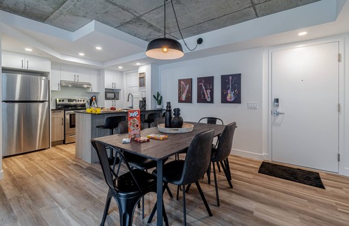 Saint-Roch Apartment | CONDO Vieux-Québec - 2CH, Modern, Rooftop Pool & More!