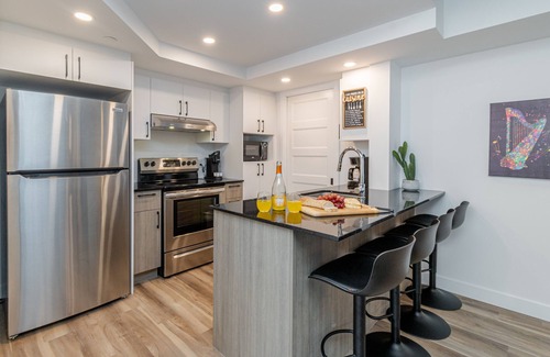 Saint-Roch Apartment | CONDO Vieux-Québec - 2CH, Modern, Rooftop Pool & More!