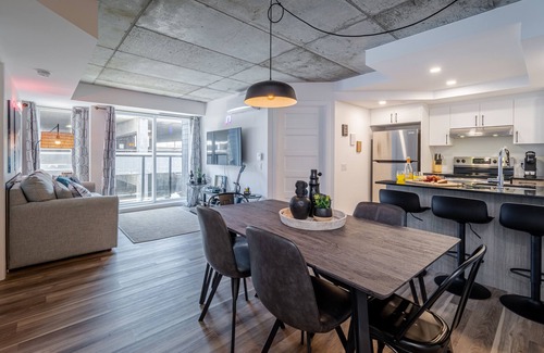 Saint-Roch Apartment | CONDO Vieux-Québec - 2CH, Modern, Rooftop Pool & More!