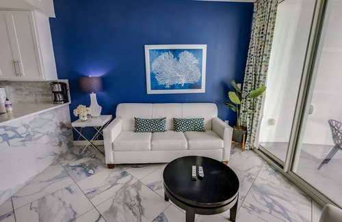 Downtown Myrtle Beach Condo | Condo w/oceanfront balcony & pool