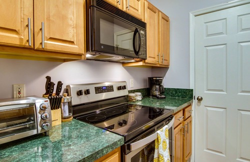 Rehoboth Beach Condo | Condo w/Pool Access ~ 2 Mi to Rehoboth Beach!