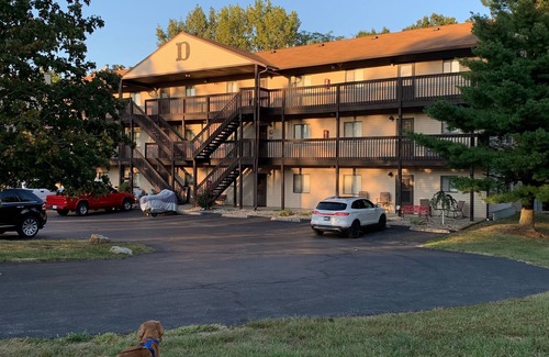 Monroe City Condo | Condo walking distance to Mark twain Lake and Jellystone! Sleeps 8!