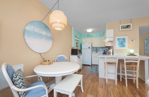 Duck Condo | Condo with a short walk to Duck and Colony By the Sea amenities