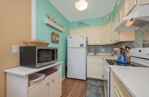 Duck Condo | Condo with a short walk to Duck and Colony By the Sea amenities