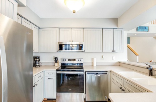 Fenwick Island Condo | Condo with central AC, private W/D & free WiFi - shared pool