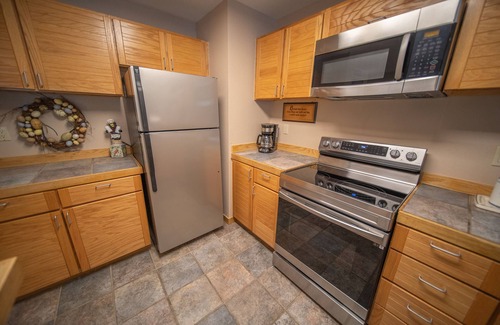 Mountain House Condo | Condo with large patio & quick walk to the lifts!