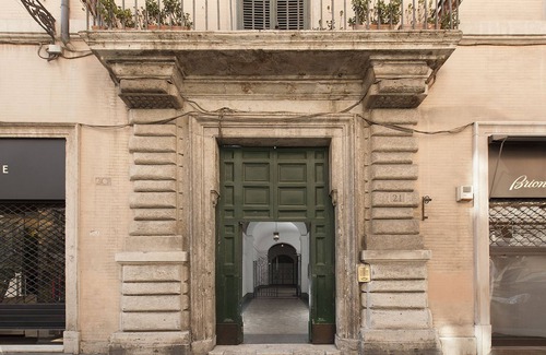 Rione III Colonna Apartment | Condotti 21 Penthouse