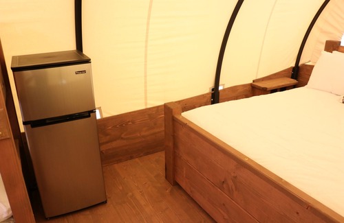 Shreveport Cabin | Conestoga Glamping Wagon overlooking the Soda Lake Wildlife Reserve