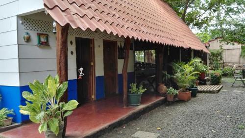 Playa Hermosa House | Congos Hostal y Camping