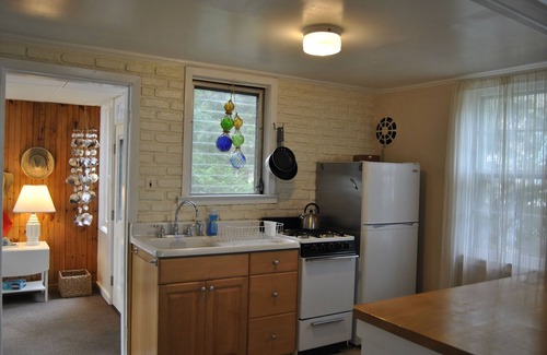Cape May Cottage | Congress Street Cottage - Easy walk to beaches, restaurants, and shopping!