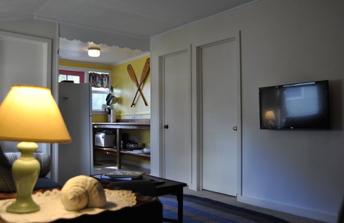 Cape May Cottage | Congress Street Cottage - Easy walk to beaches, restaurants, and shopping!
