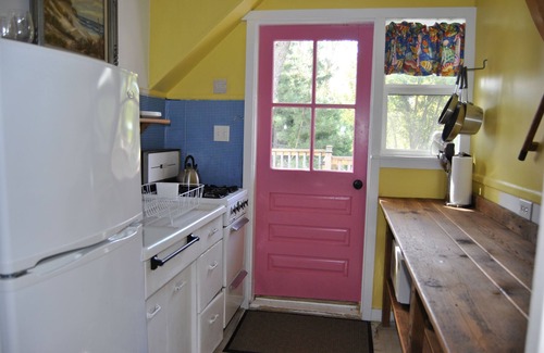 Cape May Cottage | Congress Street Cottage - Easy walk to beaches, restaurants, and shopping!