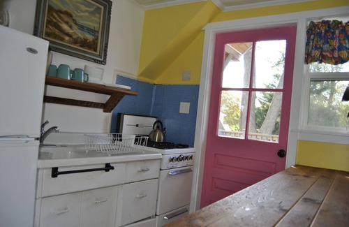 Cape May Cottage | Congress Street Cottage - Easy walk to beaches, restaurants, and shopping!