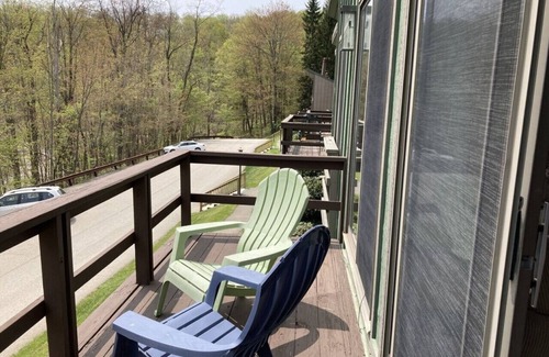 Hidden Valley House | 🌸 Connecting Families with Nature: Spring Escape at Hidden Valley Resort! 🌄
