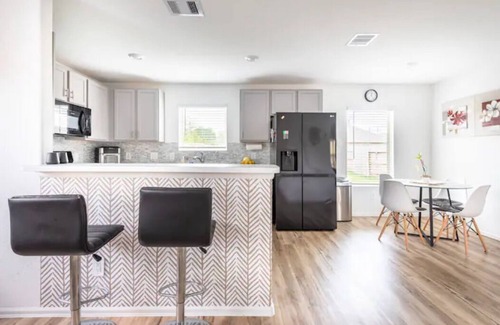 Conroe House | Conroe 4br 2.5ba w/Loft + Huge Backyard + Pets OK