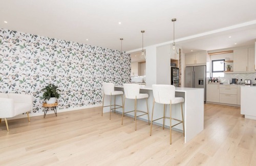 Constantia House | Constantia 4 Bedroom Beautifully Furnished Thatched House