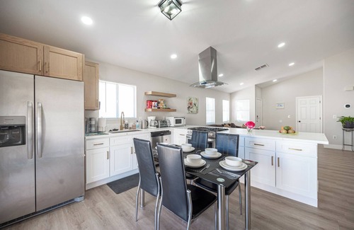 Canyon Gate House | "Contact me, and there might be a pleasant surprise."