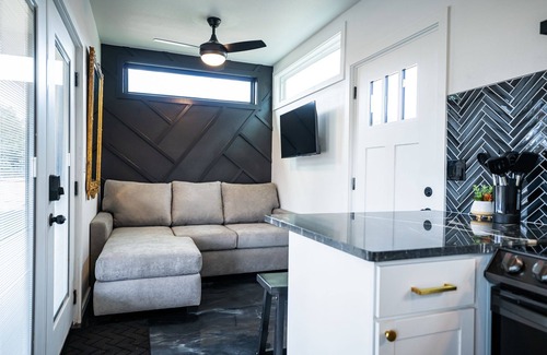 New Braunfels Cabin | Contained In Gruene! Hot Tub/Outdoor Shower