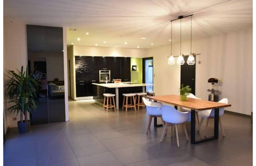 Chateauneuf-les-Martigues Villa | Contemporary villa with private pool