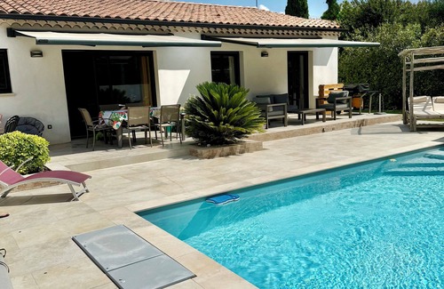 Chateauneuf-de-Gadagne Villa | Contemporary air-conditioned villa, 2 bedrooms, ground floor with swimming pool IN QUIET AREA
