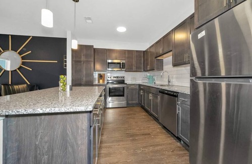 Downtown Indianapolis Apartment | Contemporary 1 BDRM Apt with Pool Parking Gym