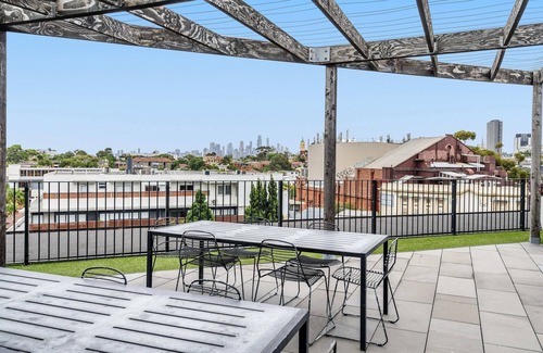 Saint Kilda South Apartment | Contemporary 1-Bed in the Heart of St Kilda