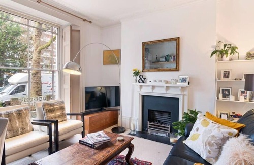Askew Apartment | Contemporary 1 Bedroom Apartment in Hammersmith