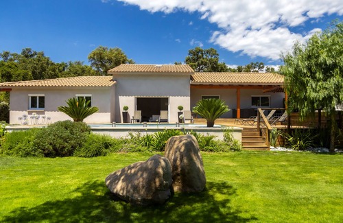 Arca Villa | Contemporary 160m² villa for 8 people with heated, secure swimming pool and Spa