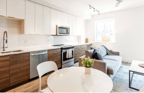 Riverwalk Fort Lauderdale Apartment | Contemporary 1BR, in unit Washer/Dryer, FREE parking with all amenities!