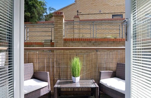Northfleet Apartment | Contemporary 2-Bed Apt w. Free Parking & Balcony | On Site Stays Greenhithe