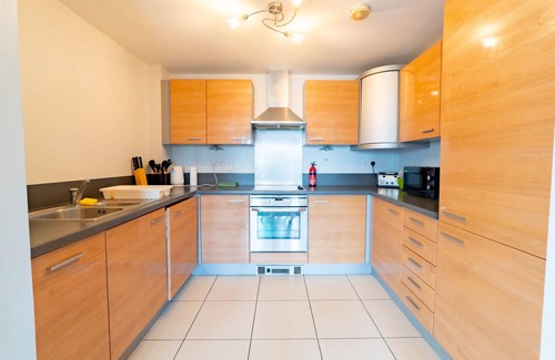 Stratford and New Town Apartment | Contemporary 2bd flat with waterside balcony view