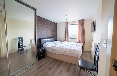 Stratford and New Town Apartment | Contemporary 2bd flat with waterside balcony view