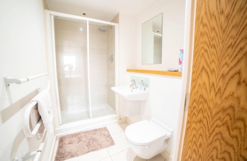 Stratford and New Town Apartment | Contemporary 2bd flat with waterside balcony view