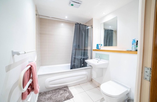 Stratford and New Town Apartment | Contemporary 2bd flat with waterside balcony view
